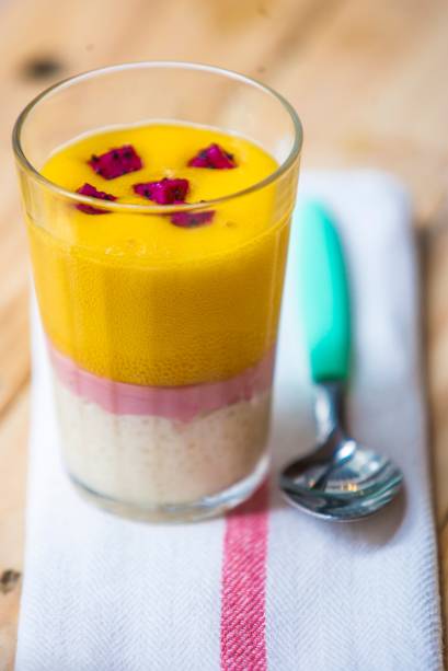 A sobremesa feita com camadas de tapioca de coco, hibisco e manga A sobremesa feita com camadas de tapioca de coco, hibisco e manga