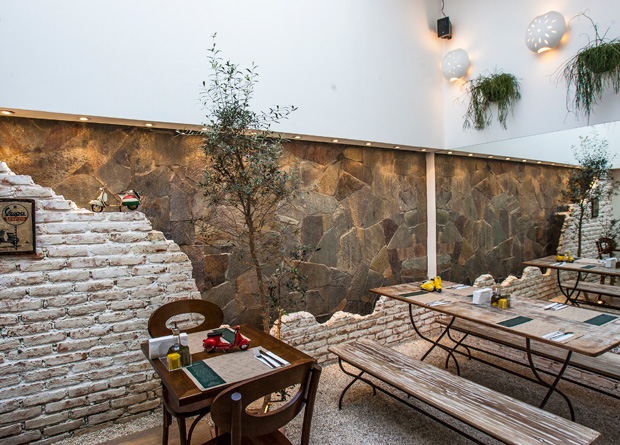 A decoração do salão com réplicas de lambreta A decoração do salão com réplicas de lambreta