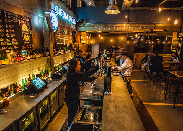 O salão de 400 metros quadrados: antiga oficina mecânica O salão de 400 metros quadrados: antiga oficina mecânica