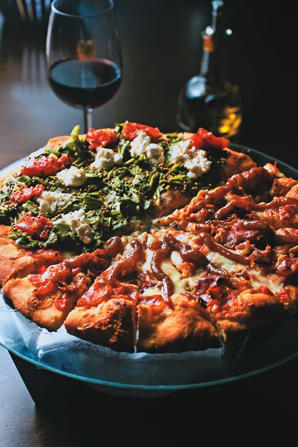 As pizzas razzo e de parma: duas das 33 sugestões do cardápio As pizzas razzo e de parma: duas das 33 sugestões do cardápio