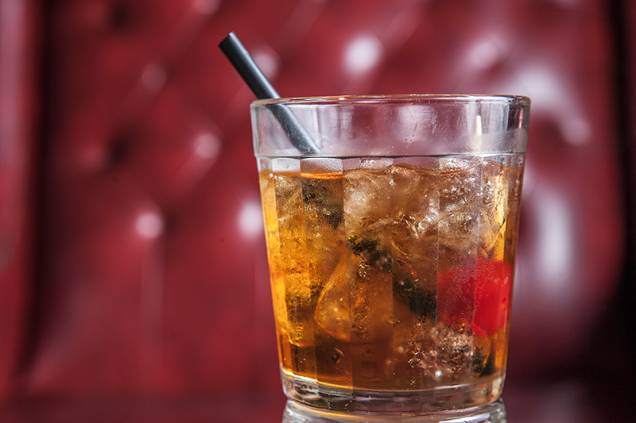 O manhattan é servido na versão on the rocks O manhattan é servido na versão on the rocks