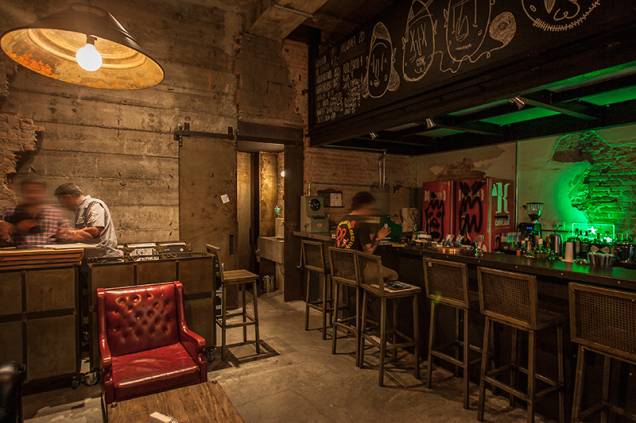 Espaço minúsculo, de tijolos e concreto aparentes Espaço minúsculo, de tijolos e concreto aparentes