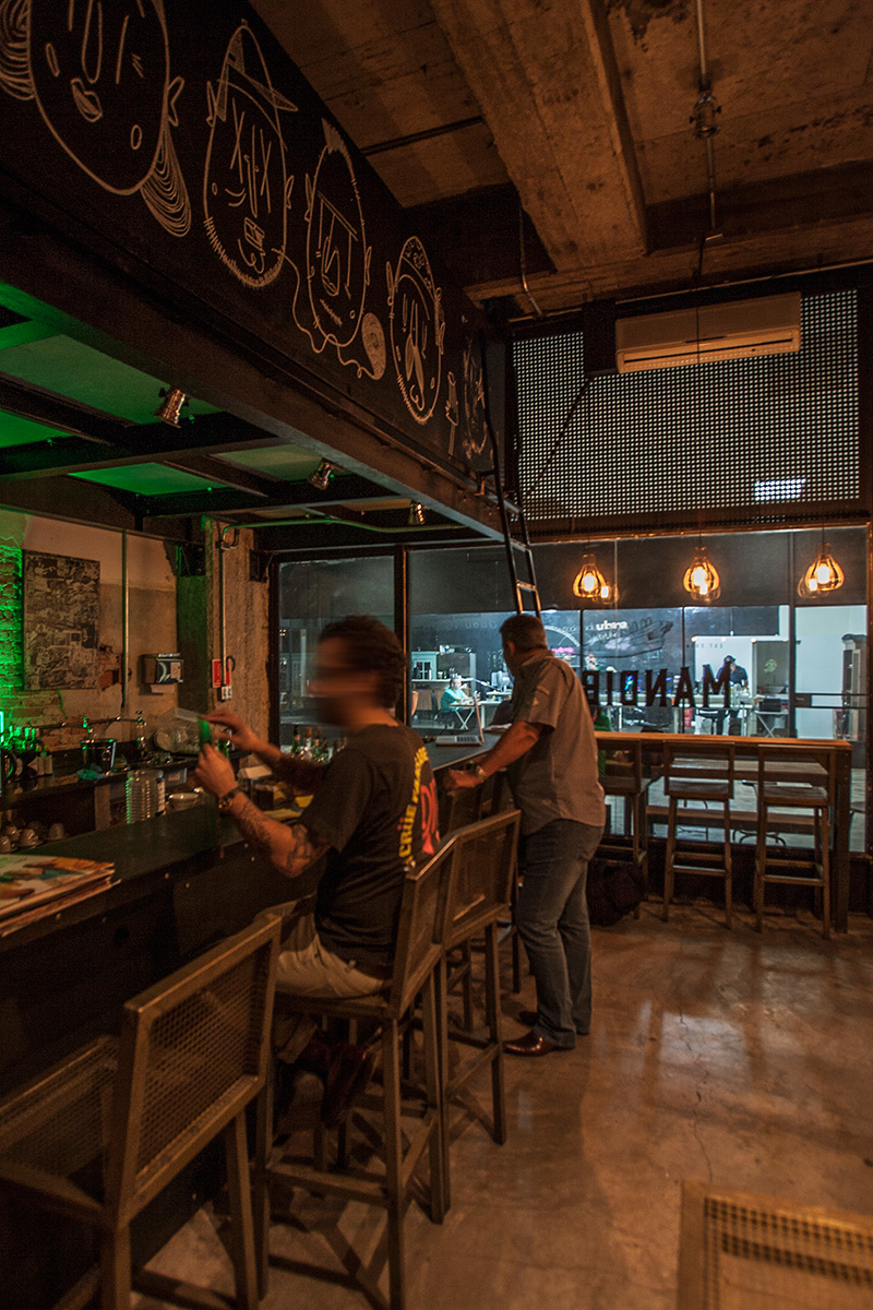 Mandíbula Homem em pé e outro sentado apoiados em balcão de bar