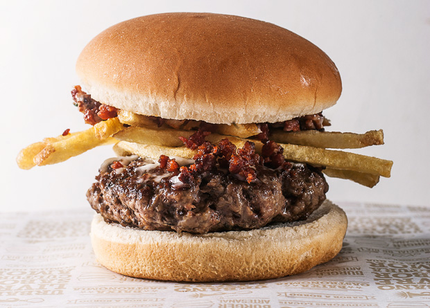 Hambúrguer da casa com linguiça ibérica defumada e batatas fritas dentro