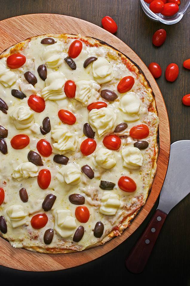 Peruana: peito de peru, tomate, azeitona, mussarela e catupiry Peruana: peito de peru, tomate, azeitona, mussarela e catupiry