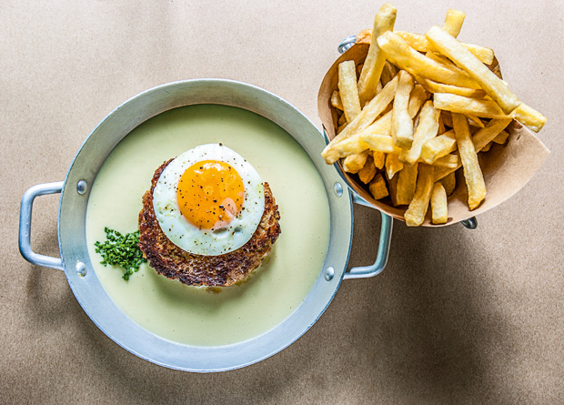 Hambúrguer de alheira com ovo sobre queijo da Serra da Estrela e fritas Hambúrguer de alheira com ovo sobre queijo da Serra da Estrela e fritas
