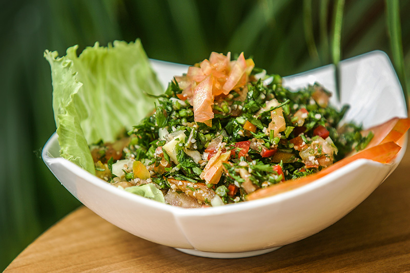 O tabule, deliciosa salada de salsinha com um toque de trigo e de tomate