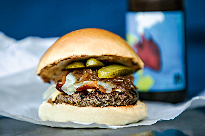 Hambúrguer da casa: 135 gramas de carne Hambúrguer da casa: 135 gramas de carne