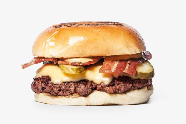 Lumberjack: bife com 100 gramas de black angus moído, queijo prato, picles, bacon e molho de páprica Lumberjack: bife com 100 gramas de black angus moído, queijo prato, picles, bacon e molho de páprica
