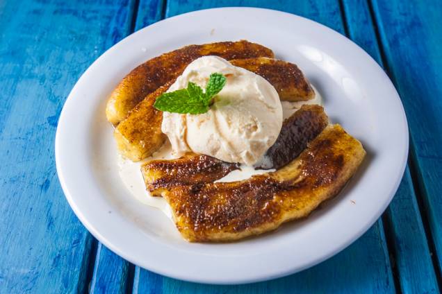 Banana assada com sorvete de creme Banana assada com sorvete de creme