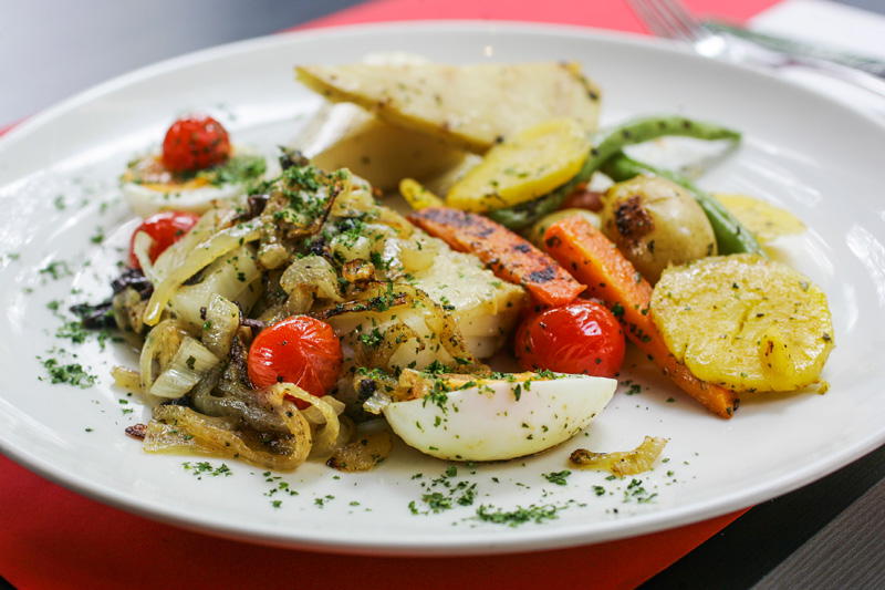 Bacalhau com palmito pupunha assado e caçarola de legume