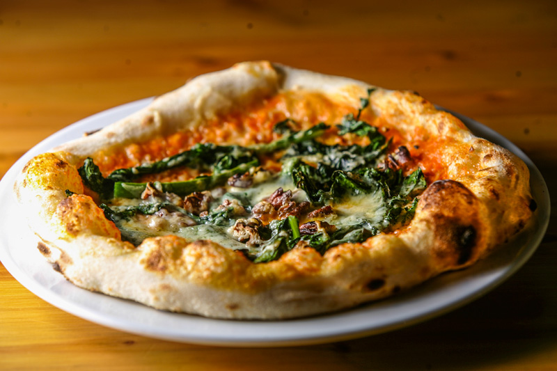 Cobertura de escarola, mussarela, parmesão, limão-siciliano e nozes Cobertura de escarola, mussarela, parmesão, limão-siciliano e nozes