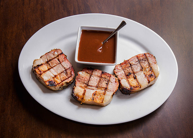 Leitão: assado em baixa temperatura ao molho barbecue Leitão: assado em baixa temperatura ao molho barbecue
