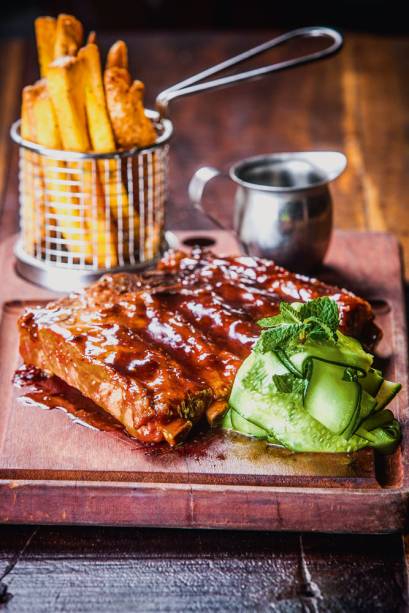 Costeleta de cordeiro: molho de menta à parte Costeleta de cordeiro: molho de menta à parte