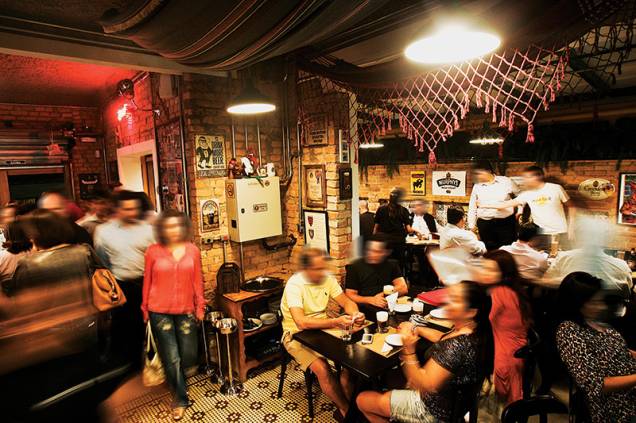 Tijolos à vista e redes penduradas no teto: nos moldes da matriz Tijolos à vista e redes penduradas no teto: nos moldes da matriz