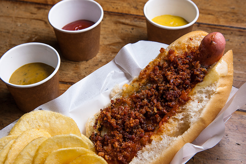 De tamanho menor, o panchito traz salsicha de 12 centímetros, queijo mussarela, bacon e molho de tomate