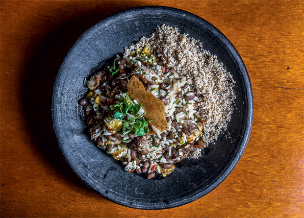 Baião de dois mais costelinha e farofa Baião de dois mais costelinha e farofa