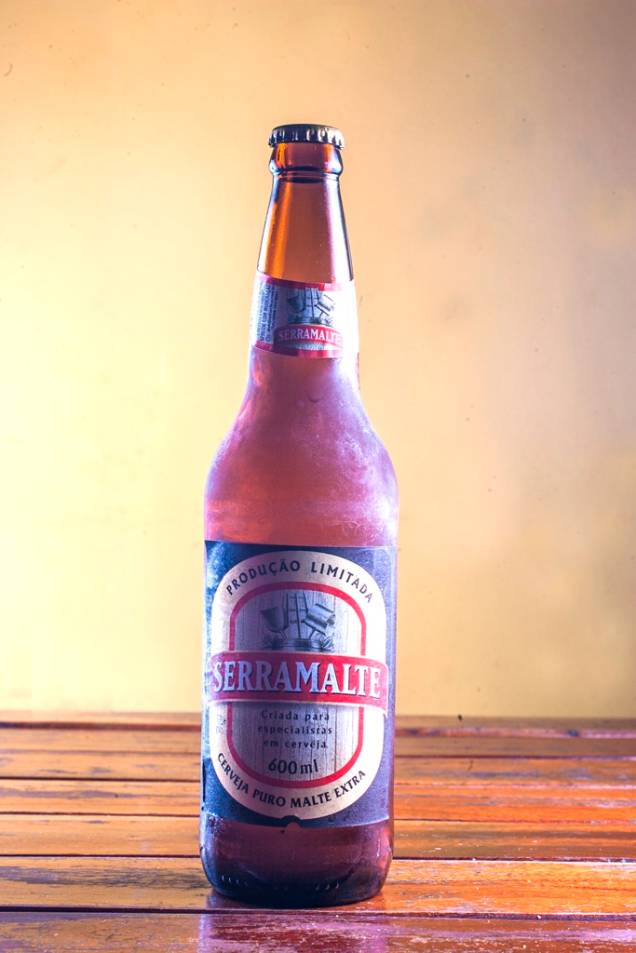 Em meio a tanta cantoria, umedecem a garganta as cervejas em garrafa, como a Serramalte Em meio a tanta cantoria, umedecem a garganta as cervejas em garrafa, como a Serramalte