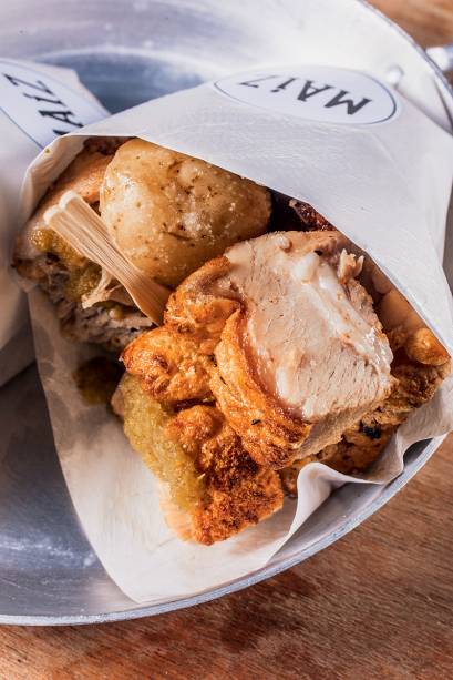 Chicharrones: tenros pedaços de porco com tiras de pele ultracrocantes e batatas na salsa verde