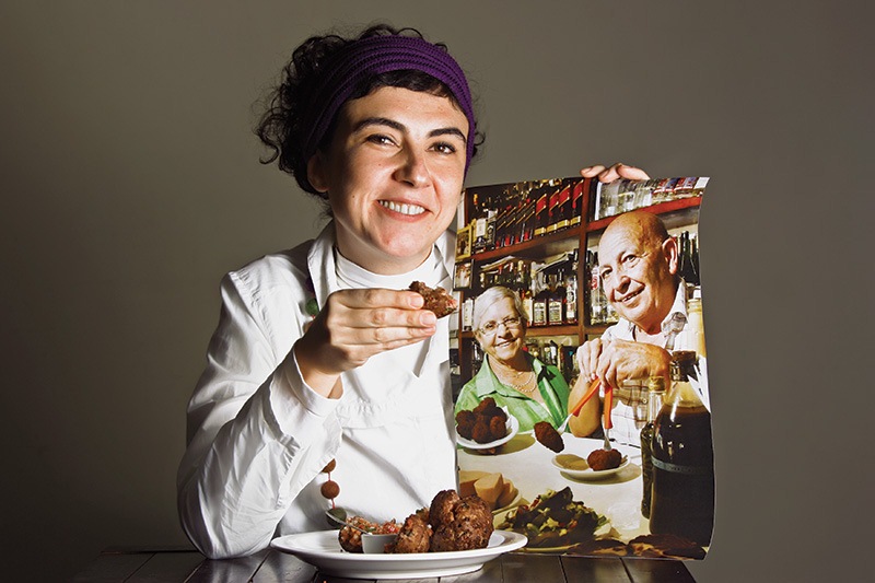 Dona Idalina e Luiz Fernandes, no retrato, e a chef Graziela: simplicidade Dona Idalina e Luiz Fernandes, no retrato, e a chef Graziela: simplicidade