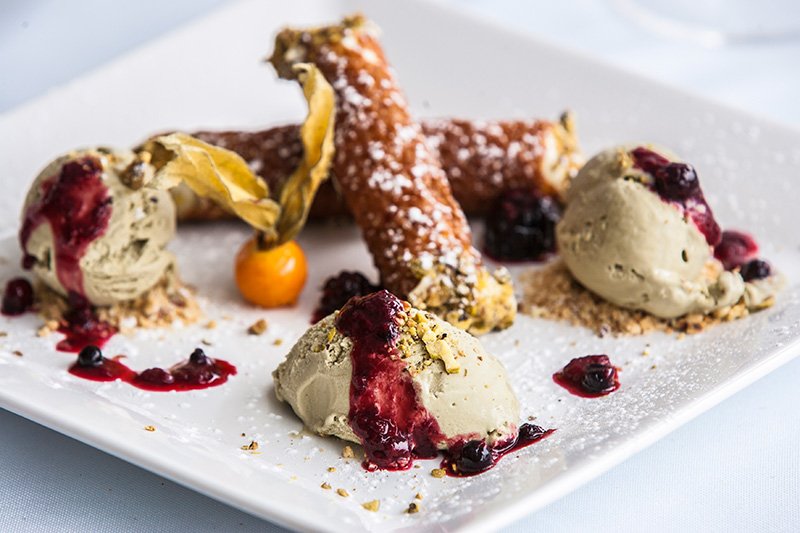 A dupla de canolli recheado de ricota com sorvete de pistache é uma das sobremesas A dupla de canolli recheado de ricota com sorvete de pistache é uma das sobremesas