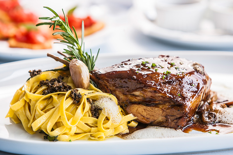 Na companhia de tagliolini fresco, a costela de javali é assada até ficar bem macia