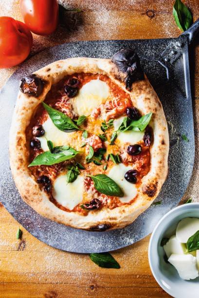 Fotogênica e saborosa, a cobertura de mussarela de búfala, tomate, parmesão e azeitona está entre os hits de cliques do público Fotogênica e saborosa, a cobertura de mussarela de búfala, tomate, parmesão e azeitona está entre os hits de cliques do público