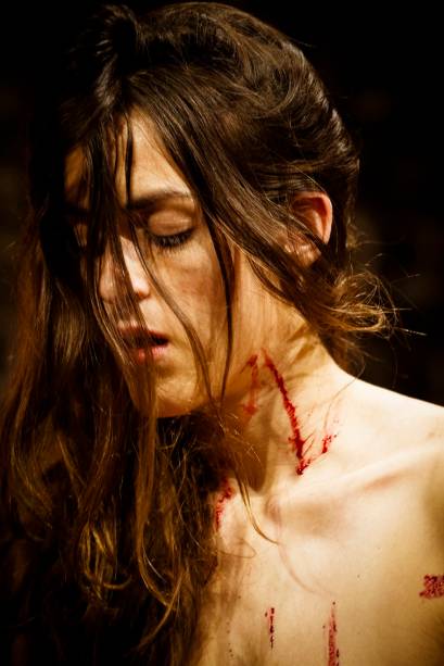 Cena de Ficção: cinco monólogos que borram os limites entre o real e o fictício Cena de Ficção: cinco monólogos que borram os limites entre o real e o fictício