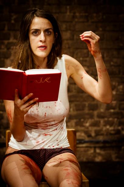 Cena de Ficção: cinco monólogos que borram os limites entre o real e o fictício Cena de Ficção: cinco monólogos que borram os limites entre o real e o fictício