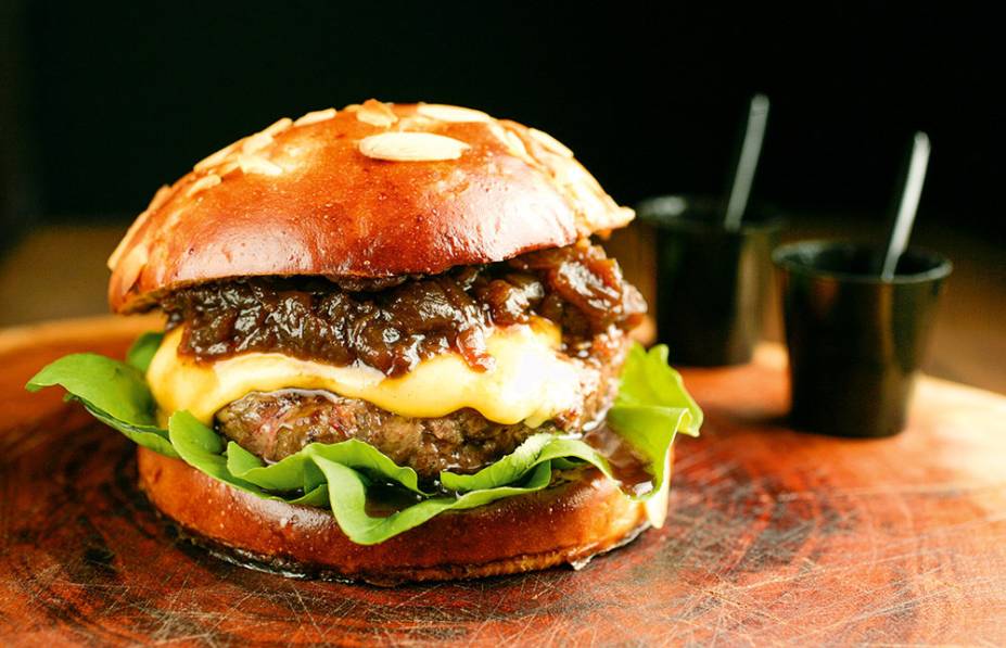 O hambúrguer da casa: queijo prato, cebola caramelada e rúcula O hambúrguer da casa: queijo prato, cebola caramelada e rúcula