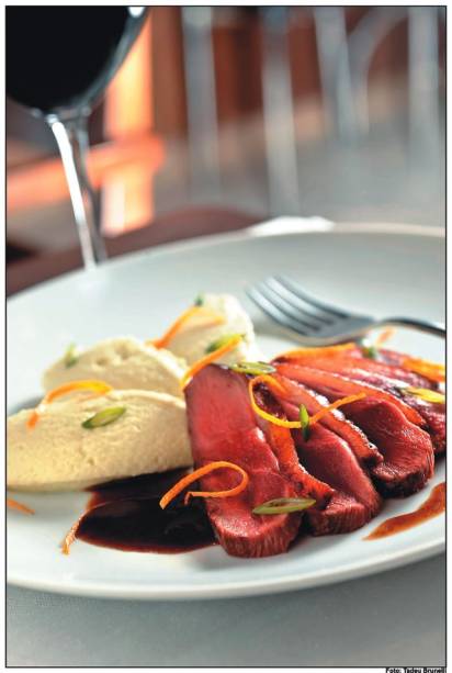 Magret de pato com mousseline de aipo bola Magret de pato com mousseline de aipo bola