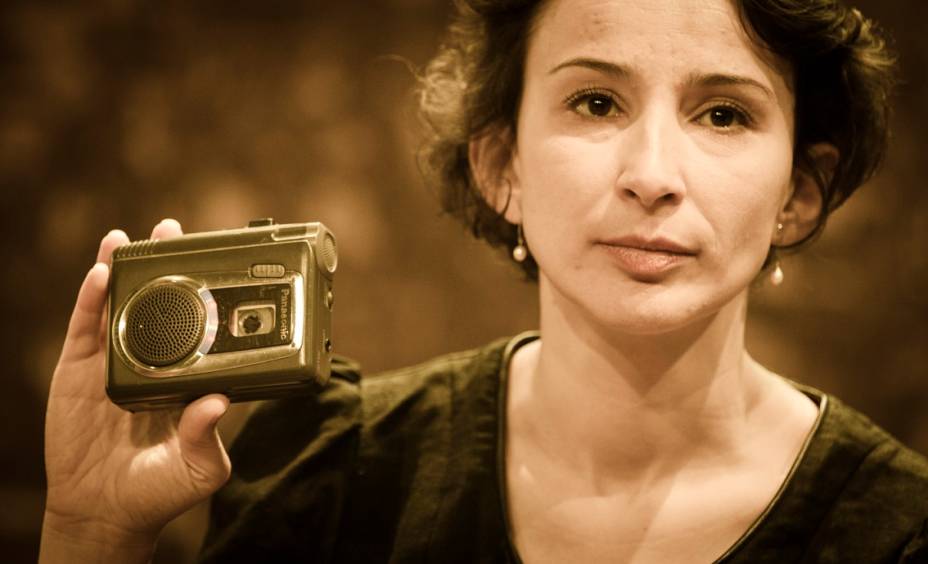 Cena de Ficção: cinco monólogos que borram os limites entre o real e o fictício Cena de Ficção: cinco monólogos que borram os limites entre o real e o fictício