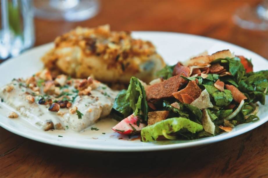 Combinado muxarabi: pintado ao molho taratur, batata ao murro e salada fatuche Combinado muxarabi: pintado ao molho taratur, batata ao murro e salada fatuche