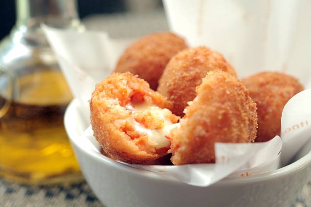 Para a entrada, vale provar a porção de arancini, os bolinhos de arroz italianos Para a entrada, vale provar a porção de arancini, os bolinhos de arroz italianos