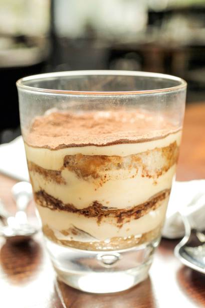 Na receita clássica, o tiramisu vem com uma camada de cacau em pó para finalizar