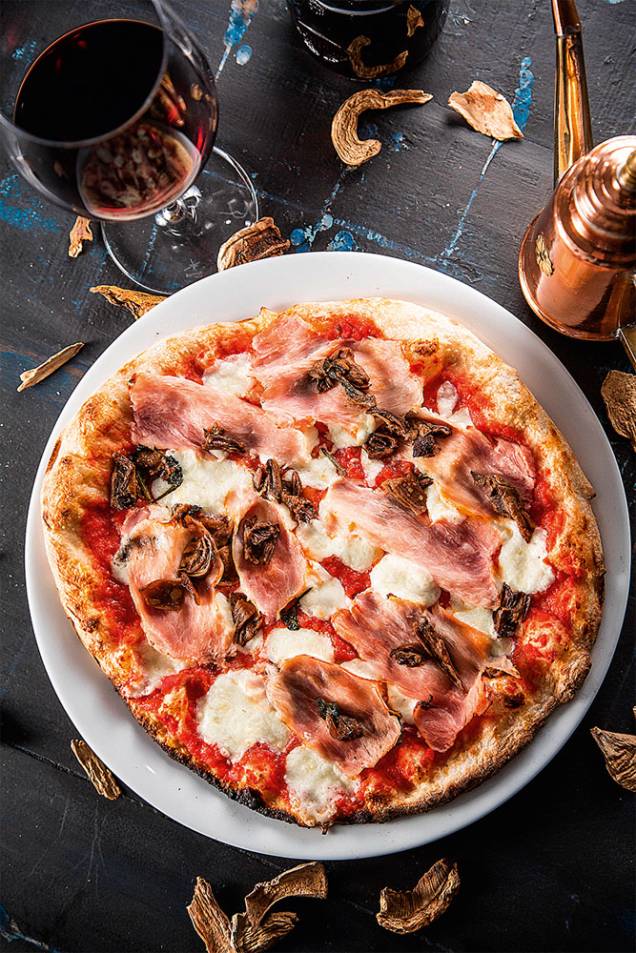 Lombardia: presunto, mussarela de búfala e cogumelo Lombardia: presunto, mussarela de búfala e cogumelo