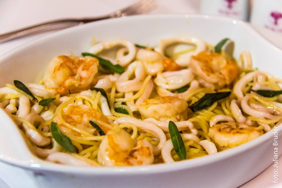 Mexilhão: espaguete com camarões e lula Mexilhão: espaguete com camarões e lula