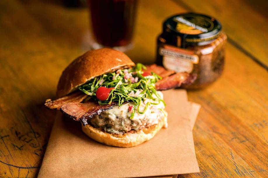 Fancy touch: o hamburguer vai junto de alho caramelado, blue cheese, bacon e vinagrete de couve, no cardápio até o dia 27 Fancy touch: o hamburguer vai junto de alho caramelado, blue cheese, bacon e vinagrete de couve, no cardápio até o dia 27