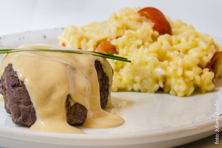 Gigetto: medalhão de filé mignon ao molho mostarda dijon com risoto de pupunha e tomate cereja