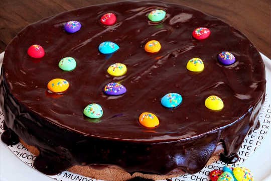 Quem comprar o bolo, leva ovinhos coloridos de açúcar e dragée para que o doce seja confeitado em casa Quem comprar o bolo, leva ovinhos coloridos de açúcar e dragée para que o doce seja confeitado em casa