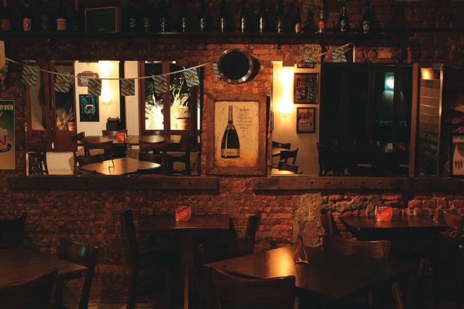 Detalhe do rústico salão da casa: referências ao universo cervejeiro Detalhe do rústico salão da casa: referências ao universo cervejeiro