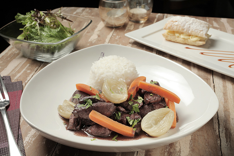 Menu completo de almoço servido durante a semana com o com coq au vin como atração