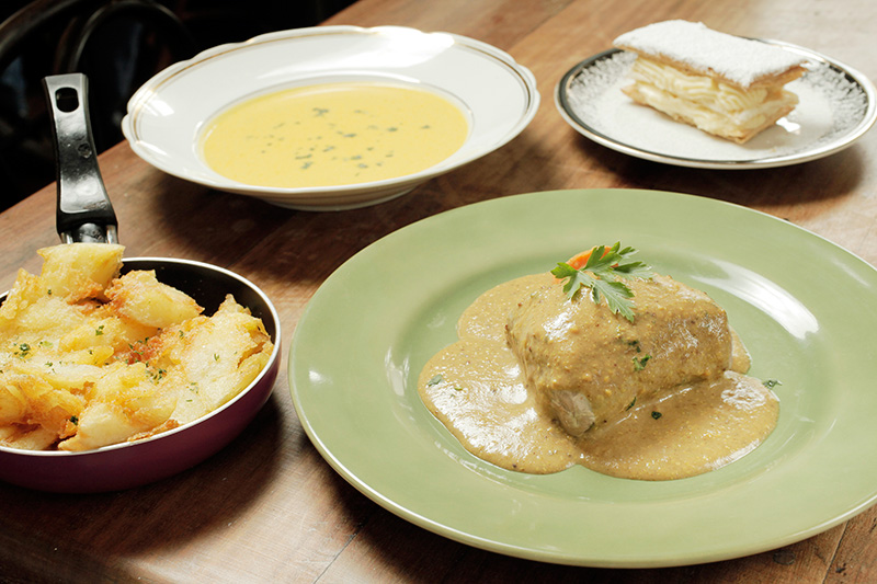 Refeição completa: filé suíno, sopa de abóbora, batata da casa e mil-folhas