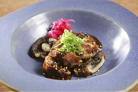 Aizomê - Filé-mignon empanado e recheado de foie gras ao molho agridoce Aizomê - Filé-mignon empanado e recheado de foie gras ao molho agridoce