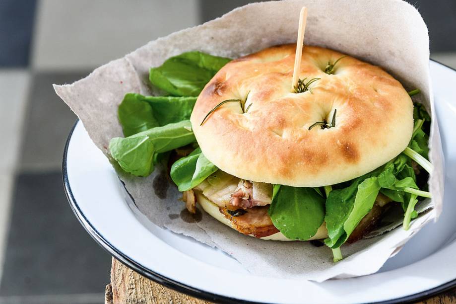 Sanduíche de porchetta na focaccia de alecrim