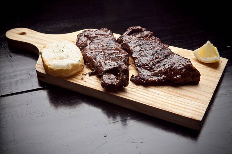 Da parrilla, saem cortes bovinos como o skirt, suculento e de tempero cítrico