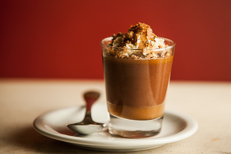 Copinho de musse de chocolate com caramelo e praliné