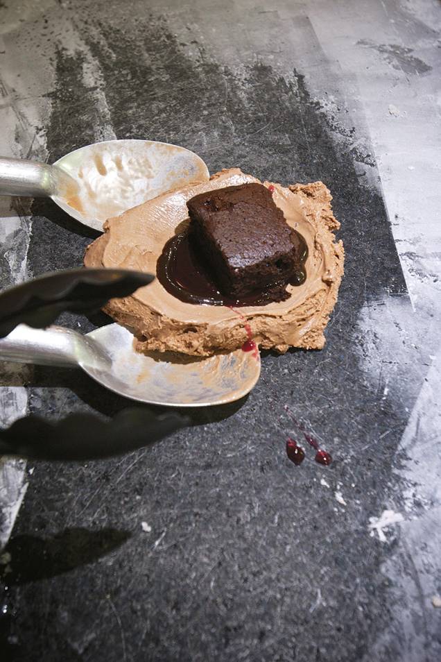 Preparo: numa pedra gelada, o sorvete é misturado aos toppings antes de ir à casquinha Preparo: numa pedra gelada, o sorvete é misturado aos toppings antes de ir à casquinha