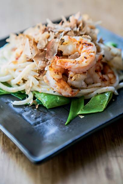 O udon batayaki: macarrão oriental com frutos do mar ao molho de manteiga de parmesão