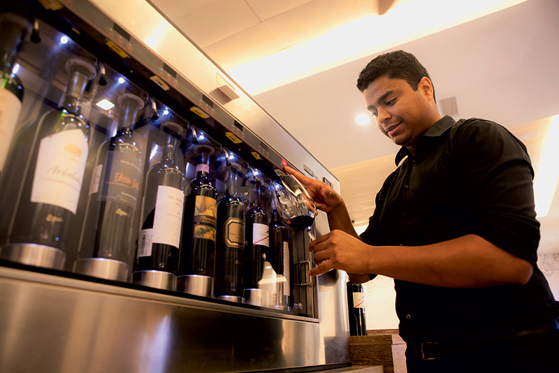 O sommelier Fernando Santander: taças na máquina Enomatic O sommelier Fernando Santander: taças na máquina Enomatic